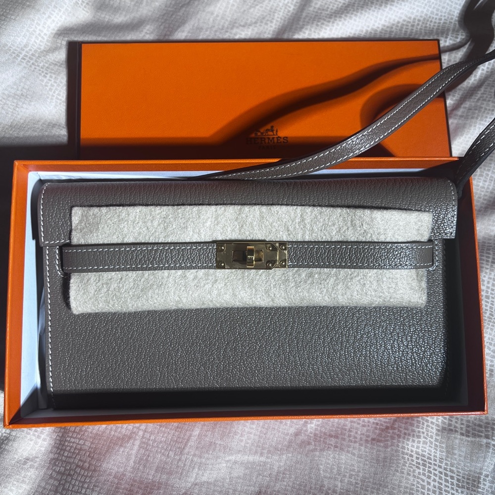 Hermes Kelly To Go Wallet in Chevre w/ Strap in Etoupe